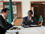 최태원 SK그룹 회장이 미국 뉴욕에서 하카인데 히칠레마 잠비아 대통령과 만나 사업 협력 방안을 논의했다