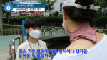 서울 연희동 홍제천에서 시민을 취재하는 초등 청소년