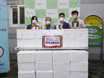 후원 물품을 전달하는 한국청소년연맹 허정 본부장(왼쪽에서 세번째)