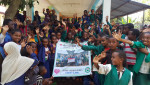 아동들이 캐럿글로벌의 에티오피아 아동 500명에 대한 급식 후원에 감사를 표하고 있다