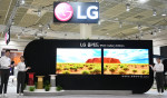 LG전자가 서울 삼성동 코엑스에서 열리는 한국전자전(KES 2022)에서 세계 최대 97형 올레드 에보 갤러리 에디션을 선보였다