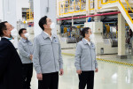 이재용 삼성전자 회장이 삼성전기 부산사업장을 찾아 MLCC 원료 제조 현장을 점검하고 있다