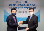 왼쪽부터 신영섭 JW중외제약 대표 방오영 에스엔이바이오 대표가 서울 서초동 JW중외제약 본사에서 계약을 체결한 뒤 기념 촬영을 하고 있다