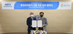 왼쪽부터 한국환경산업기술원 최흥진 원장과 GS리테일 오진석 부사장이 업무협약식에서 기념 촬영을 하고 있다