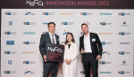KGCCI 이노베이션 어워드에서 비즈니스 혁신상을 수상한 한국이구스. 왼쪽부터 김성우 이사, 길보라 차장, 피터 마토넷 이사