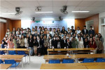 사이버한국외대가 베트남 동아대학교에서 해외한국어교육실습 프로그램을 진행했다. 프로그램 첫날 열린 한국어와 한국 문화 교육 프로그램 입교식 참석자들이 기념 촬영을 하고 있다