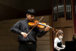 음악영재 장학생이 세종문화회관에서 열린 음악영재콘서트에서 비올라를 연주하고 있다