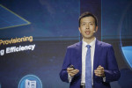 펑 송(Peng Song) 화웨이 ICT 전략 및 마케팅 부문 사장이 MWC 바르셀로나 2023의 ‘화웨이 그린 ICT 서밋’에서 기조연설을 하고 있다