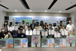 천안시 소재 초등학교 학생들이 13일 천안역 지하도상가에서 ‘2023 천안시 도시재생 디자인학교’에 참가해 기념 촬영을 하고 있다