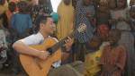 국경없는의사회 니제르 마가리아 병원을 방문해 기타 연주하는 드니성호