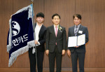최진백 신한카드 상무(오른쪽)가 김주현 금융위원장(가운데)으로부터 표창을 수여받은 후, 기념 촬영을 하고 있다