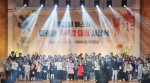 ‘제20회 예스24 어린이 독후감 대회 시상식’의 전체 수상자가 단체 기념 촬영을 하고 있다