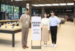 삼성스토어 부천중동 지점장(왼쪽)과 모델들이 고객 중심 체험 공간으로 새롭게 오픈한 ‘삼성스토어 부천중동’을 소개하고 있다