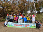 ‘거북이는 오른다’ 트레킹 프로그램 참가자들이 남한산성 옛길 완주 후 기념사진을 촬영하고 있다