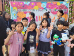 ‘매직버블쇼’에 참여한 경기지역아동센터 아동들이 기념사진을 찍고 있다