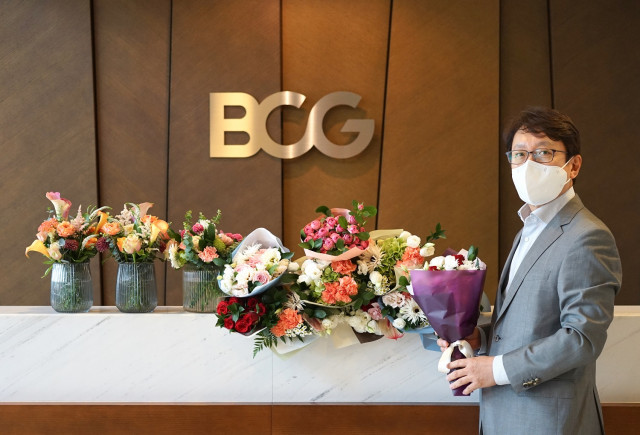 김도원 BCG코리아 대표파트너가 ‘플라워 버킷 챌린지’에 참여하며 기념 촬영을 하고 있다