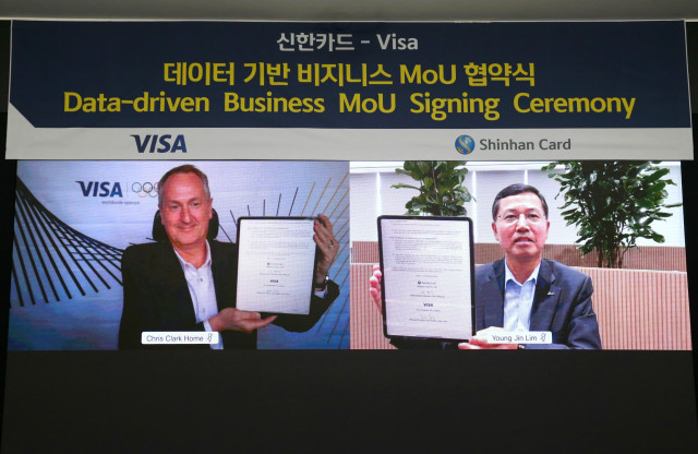 왼쪽부터 크리스 클락 Visa 아시아태평양 총괄 대표와 신한카드 임영진 사장이 언택트 협약식을 갖고 기념촬영을 하고 있다