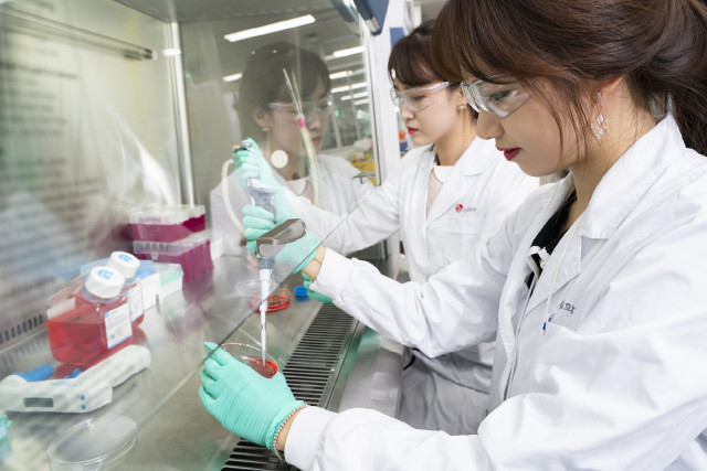 LG화학 생명과학사업본부 직원들이 신약 연구를 진행하고 있다