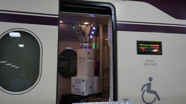 유버가 SRT 수서역 및 기차 내 객실에 원격 살균이 가능한 최첨단 자외선(UV) LED 살균로봇 3종을 공급했다