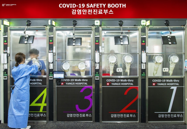 H PLUS Yangji Hospital’s Walk-Thru 3.0 further increases patient safety and convenience as the booth size became larger in width and length (900mm) than the 2.0 version (700mm) so as to minimize the risk of secondary infection inside the booth.