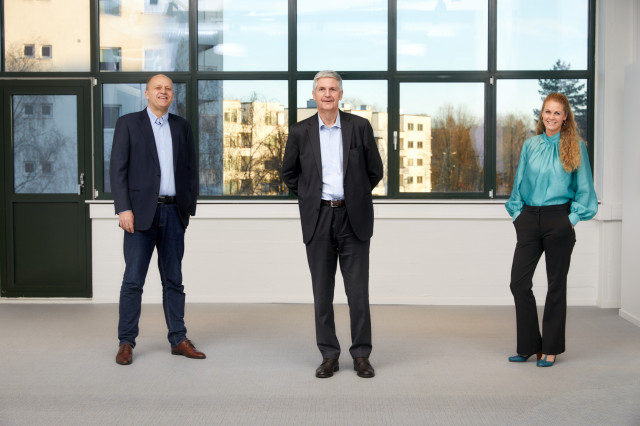 왼쪽부터 노르딕의 CTO, CEO 및 HR 디렉터는 노르딕 최초의 와이파이 팀원들을 진심으로 환영한다고 밝혔다