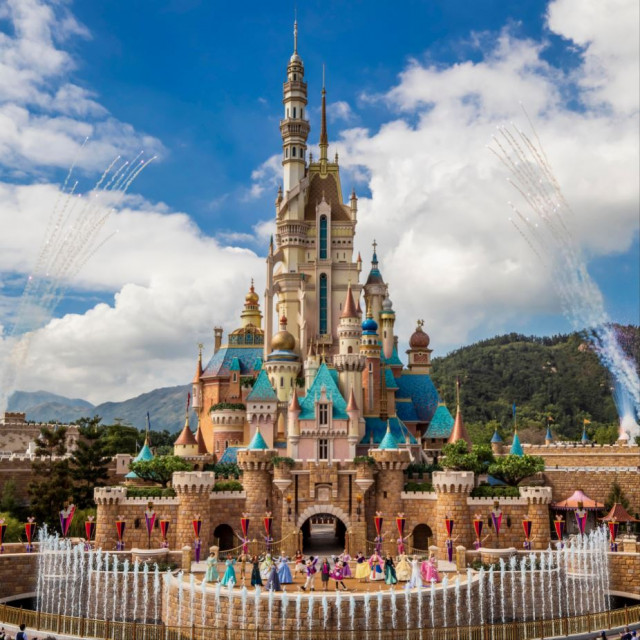 홍콩 디즈니랜드 리조트가 개장 15주년 기념 ‘매지컬 드림 캐슬’을 공개했다