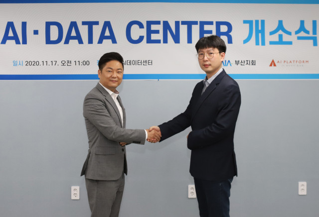 왼쪽부터 신형섭 부산지회장과 김현철 한국인공지능협회 회장이 AI 데이터센터 개소식을 갖고 기념 촬영을 하고 있다