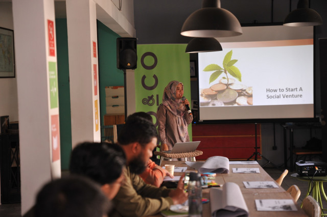 한국사회투자가 KOICA 민관협력사업으로 진행하고 있는 ‘인도네시아 사회문제해결 혁신창업 지원 강화 사업’에서 한 멘토가 청년 창업 교육을 위해 소셜 벤처에 대한 강의를 진행하고 있다