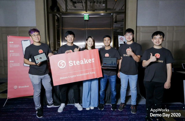 ‘앱웍스(AppWorks) 2020’ 배치 20에 선정된 이후 스테이커 대표 윌슨 후앙(Wilson Huang, 왼쪽에서 두 번째)가 팀원들과 기념 촬영을 하고 있다