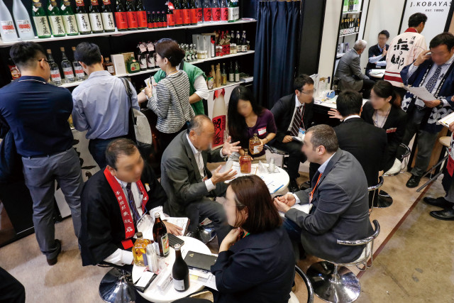 리드재팬이 개최한 일본 식품 무역 전시회 참가자들이 비즈니스 상담을 진행하고 있다