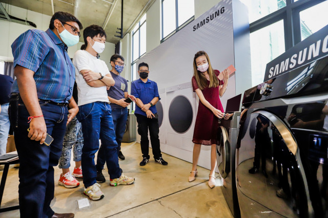 싱가포르 라이프스타일 스튜디오 ‘춘 츠바키’에서 진행된 삼성전자 ‘그랑데 AI’와 ‘퀵 드라이브’ 세탁기 신제품 출시 행사에서 현지 기자들이 신제품의 새로운 기능과 디자인에 대해 설명 듣고 있다