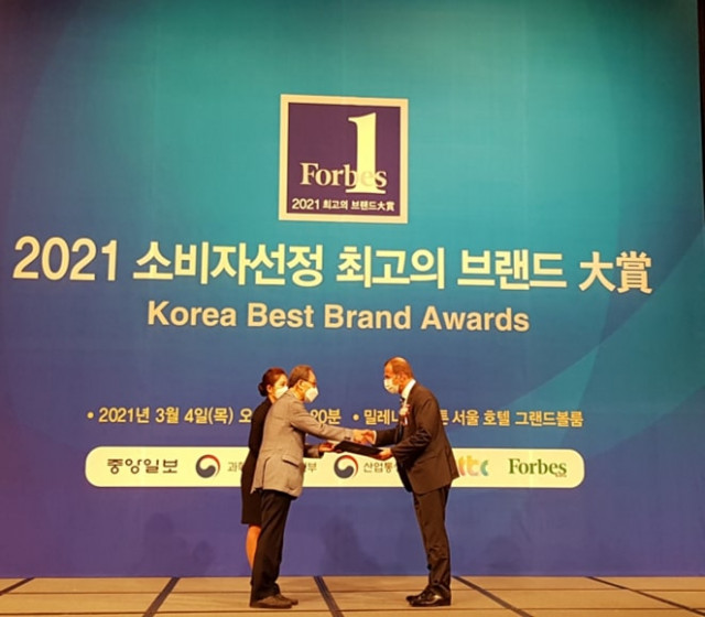 드롱기가 ‘2021 소비자선정 최고의 브랜드 대상’ 시상식에서 커피머신 부문 대상을 수상했다