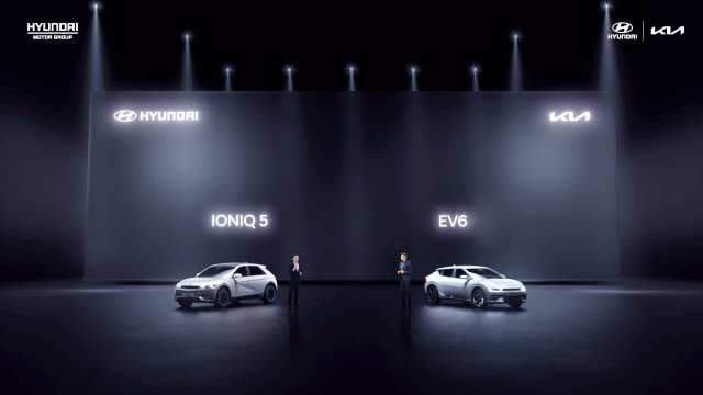왼쪽부터 중국 전략 발표회에서 공개된 현대자동차 아이오닉5와 기아 EV6