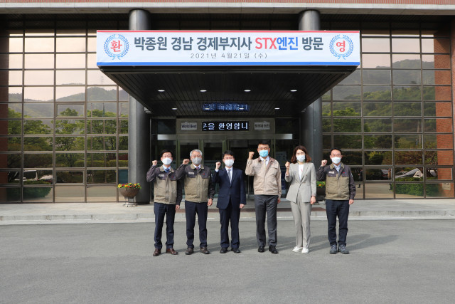 왼쪽 세 번째부터 박종원 경남 경제부지사, 박기문 STX엔진 사장