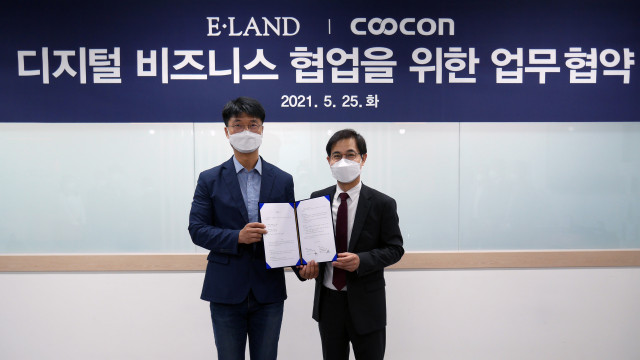 왼쪽부터 양호석 이랜드월드 최고기술책임자(CTO)와 김종현 쿠콘 대표가 협약 체결 후 기념 촬영을 하고 있다