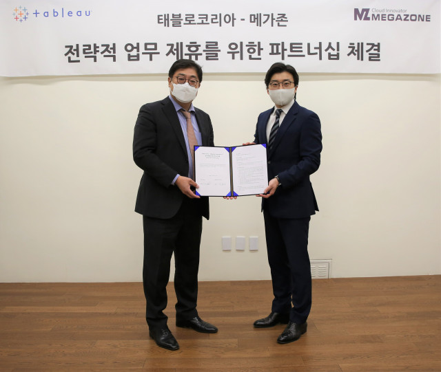 왼쪽부터 Tableau Software 김성하 한국지사장, 메가존 이주완 대표가 체결식을 하고 기념 촬영을 하고 있다