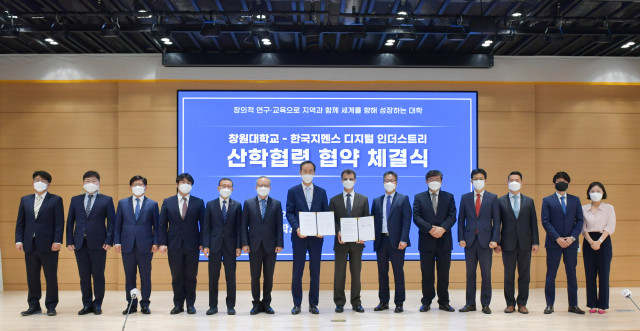 Thomas Schmid, Head of Digital Industries at Siemens Korea(Seventh from the right), and HoYoung Lee, President of Changwon National University(Seventh from the left), pose for a photo with officials from both institutions after signing an MOU to jointly foster future professionals for the 4th industrial revolution at Changwon National University in Changwon, Gyeongsangnam-do, on May 27, 2021