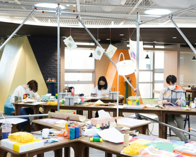 청소년들이 서울예술교육센터에서 진행하는 진메이킹 워크숍을 통해 직접 출판과정을 경험하고 있다