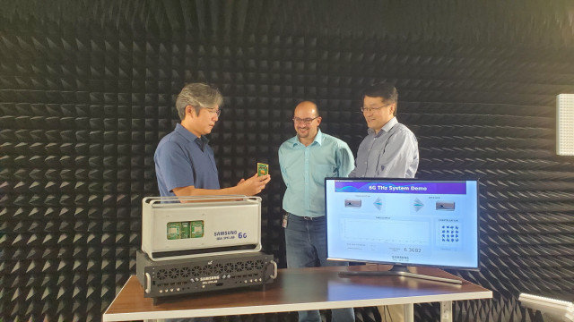 삼성전자 연구원들이 삼성리서치 아메리카(SRA) 실험실에서 140GHz 통신 시스템을 시연하고 있다