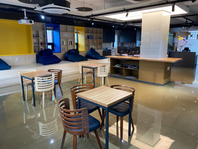 군포시청소년재단 사회적가치혁신센터가 청소년 전용 카페 틴터의 산본1동점을 개소했다