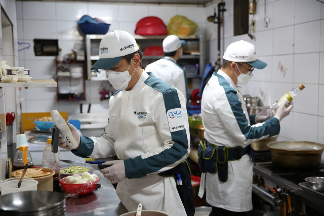 세스코 식품안전 전문가들이 음식점 위생점검을 진행하고 있다