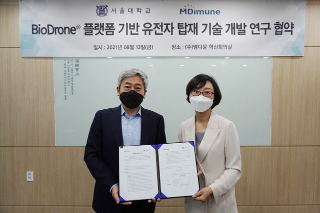 왼쪽부터 엠디뮨 배신규 대표, 서울대학교 오유경 교수