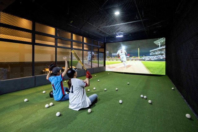 호텔 서울드래곤시티가 출시한 ‘스크린 골프 & 스크린 야구 패키지’