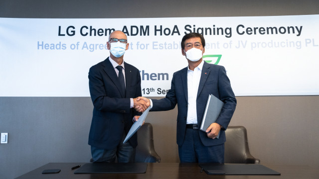 왼쪽부터 ADM CEO 후안 루시아노(Juan Luciano) 회장과 LG화학 CEO 신학철 부회장이 주요조건합의서(HOA)를 체결한 뒤 기념 촬영을 하고 있다