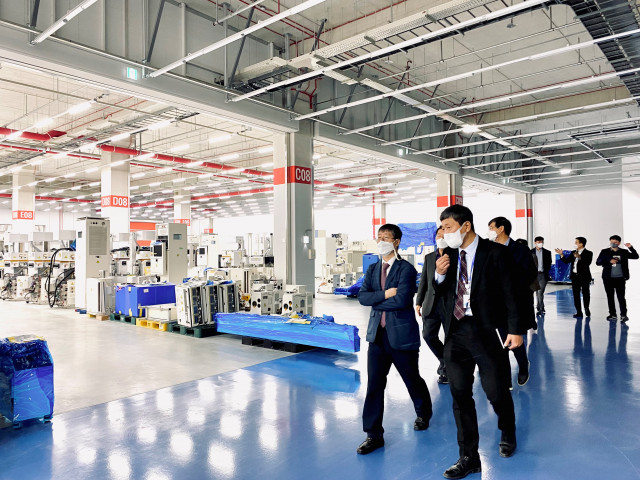 SurplusGLOBAL CEO Bruce Kim is introducing the facilities to related parties of NINT at Semiconductor Equipment Cluster in Yong-In, South Korea