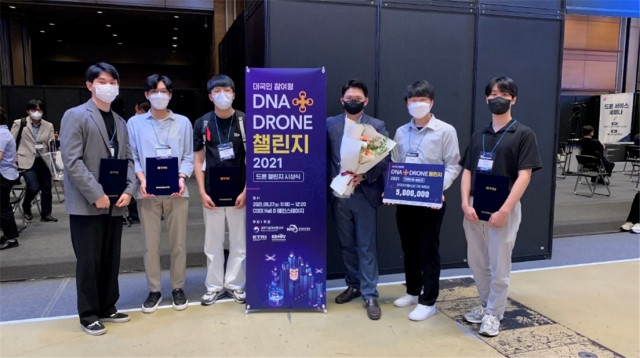 ‘DNA+ 드론챌린지2021’에서 자유비행챌린지 부문 최우수상을 수상한 건국대 기계항공학과 학생들