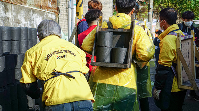 KMI한국의학연구소 임직원들이 서울 성북구 정릉동 취약계층을 위해 연탄 배달 봉사활동을 실시했다