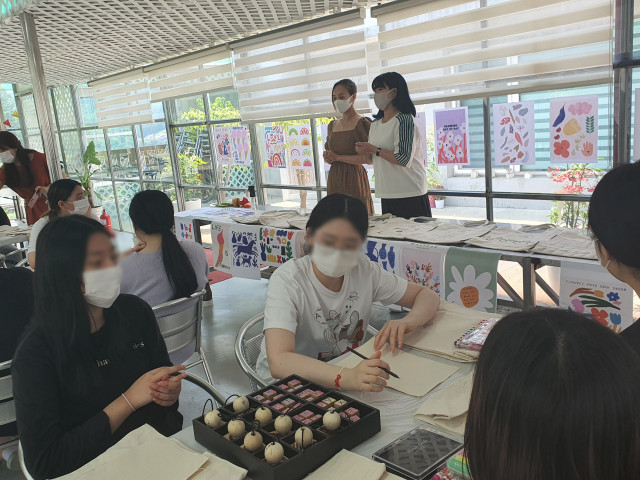 배우 권민중 씨가 6호 보호 청소년들의 심리적 안정 및 문화 향유을 위해 에코백 만들기 강좌를 진행하고 있다