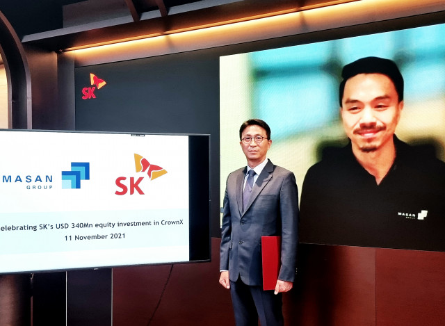왼쪽부터 박원철 SK동남아투자법인 대표와 대니 레(Danny Le) 마산그룹 CEO가 화상으로 크라운엑스 투자 계약을 체결하고 있다