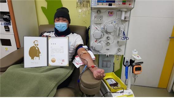 군포시청소년재단 직원이 이번 헌혈봉사를 계기로 50번째 헌혈에 횟수를 기록해 표창장을 수여받았다